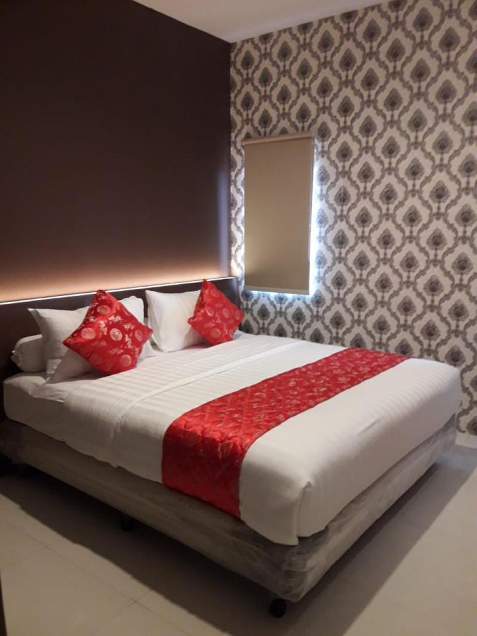 Fortune Front One Hotel Кендари Екстериор снимка