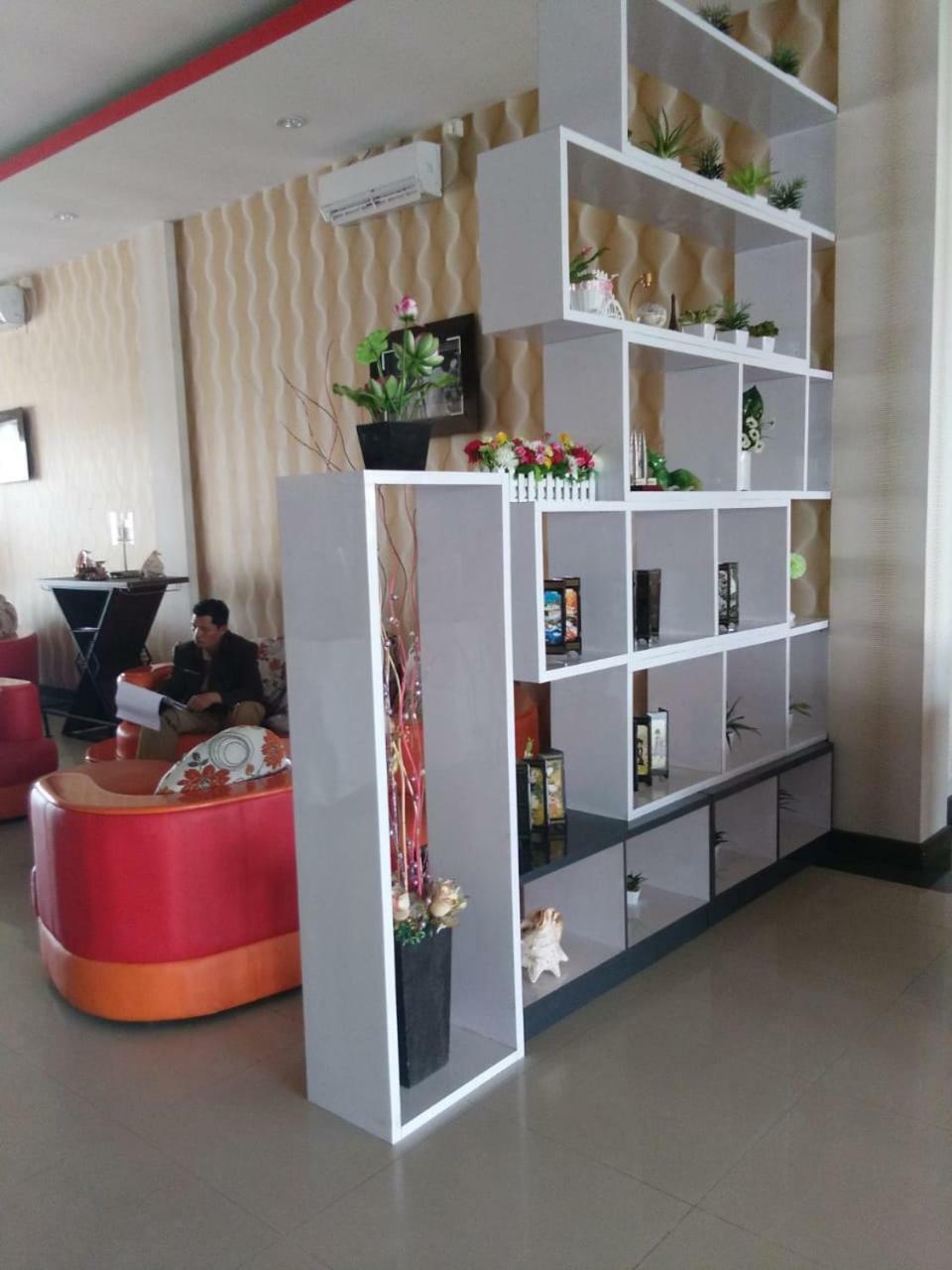 Fortune Front One Hotel Кендари Екстериор снимка