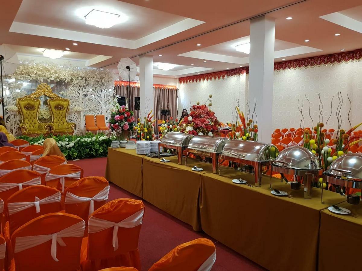 Fortune Front One Hotel Кендари Екстериор снимка