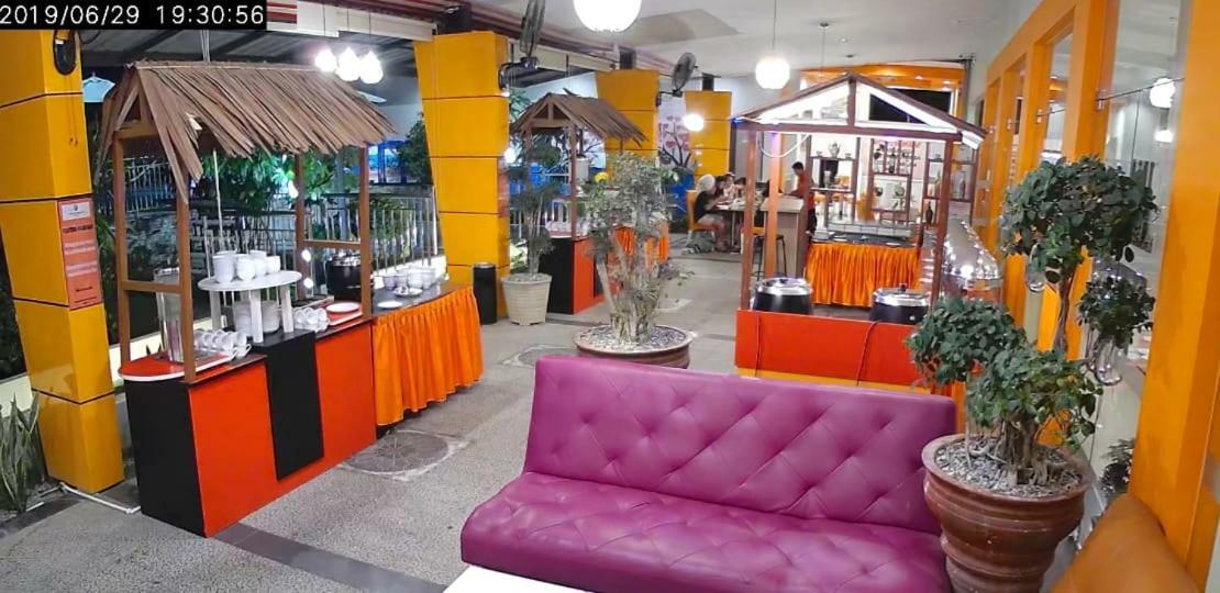 Fortune Front One Hotel Кендари Екстериор снимка