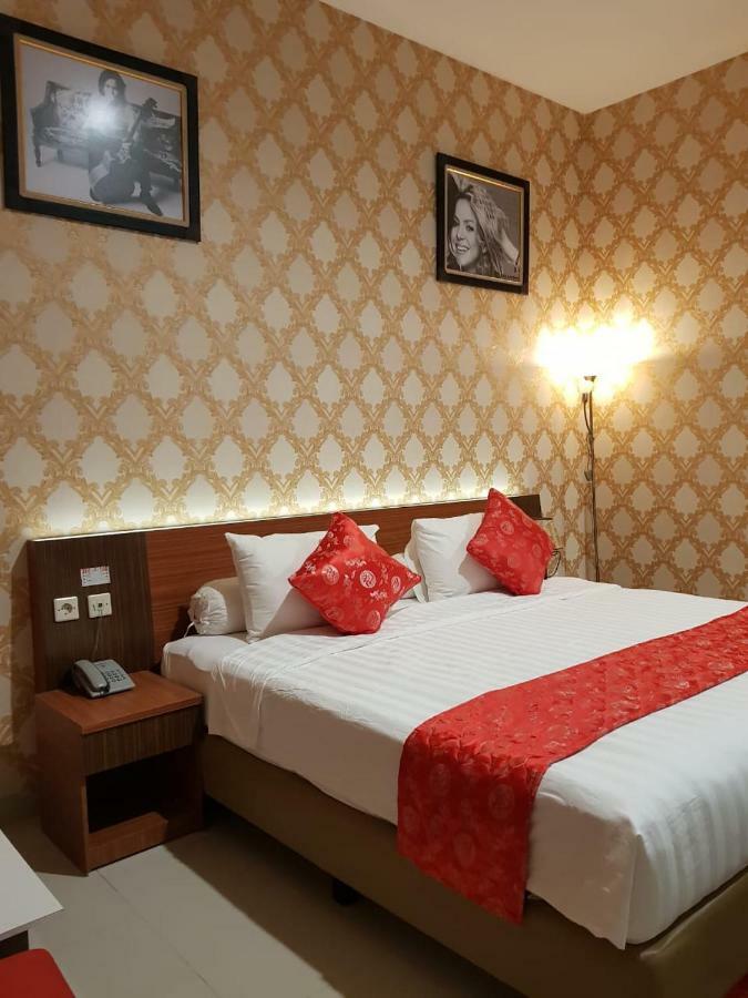 Fortune Front One Hotel Кендари Екстериор снимка