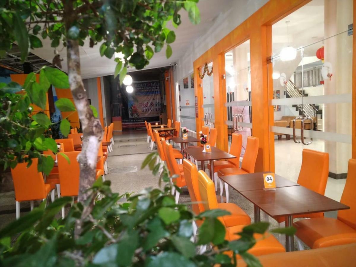 Fortune Front One Hotel Кендари Екстериор снимка