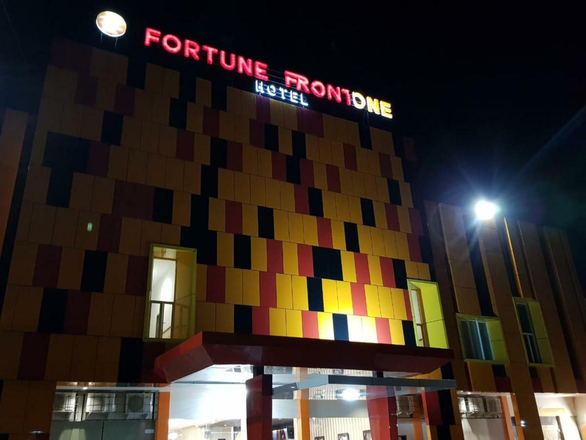 Fortune Front One Hotel Кендари Екстериор снимка