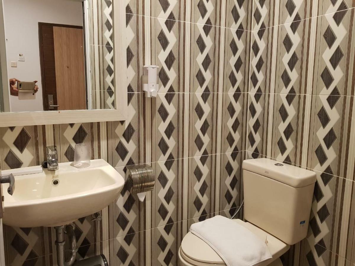 Fortune Front One Hotel Кендари Екстериор снимка