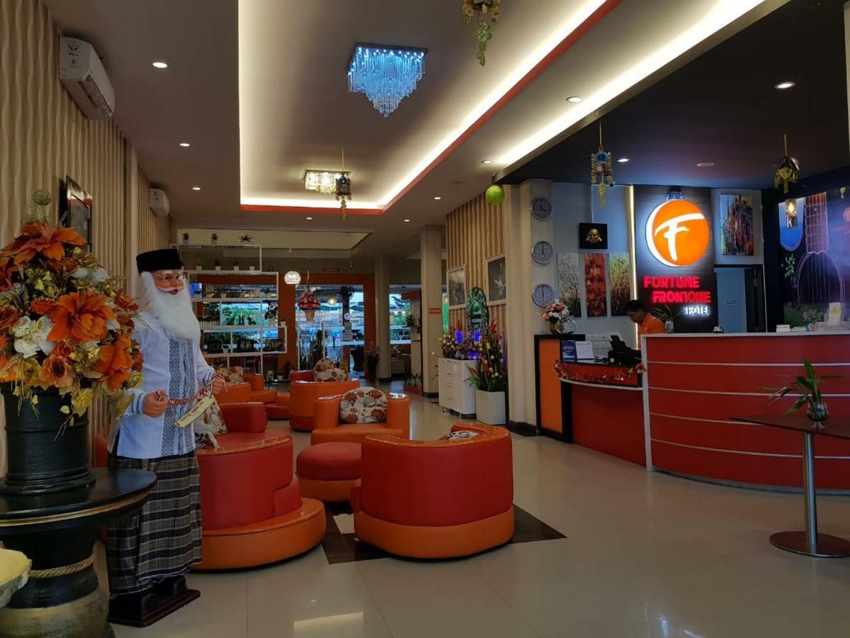 Fortune Front One Hotel Кендари Екстериор снимка