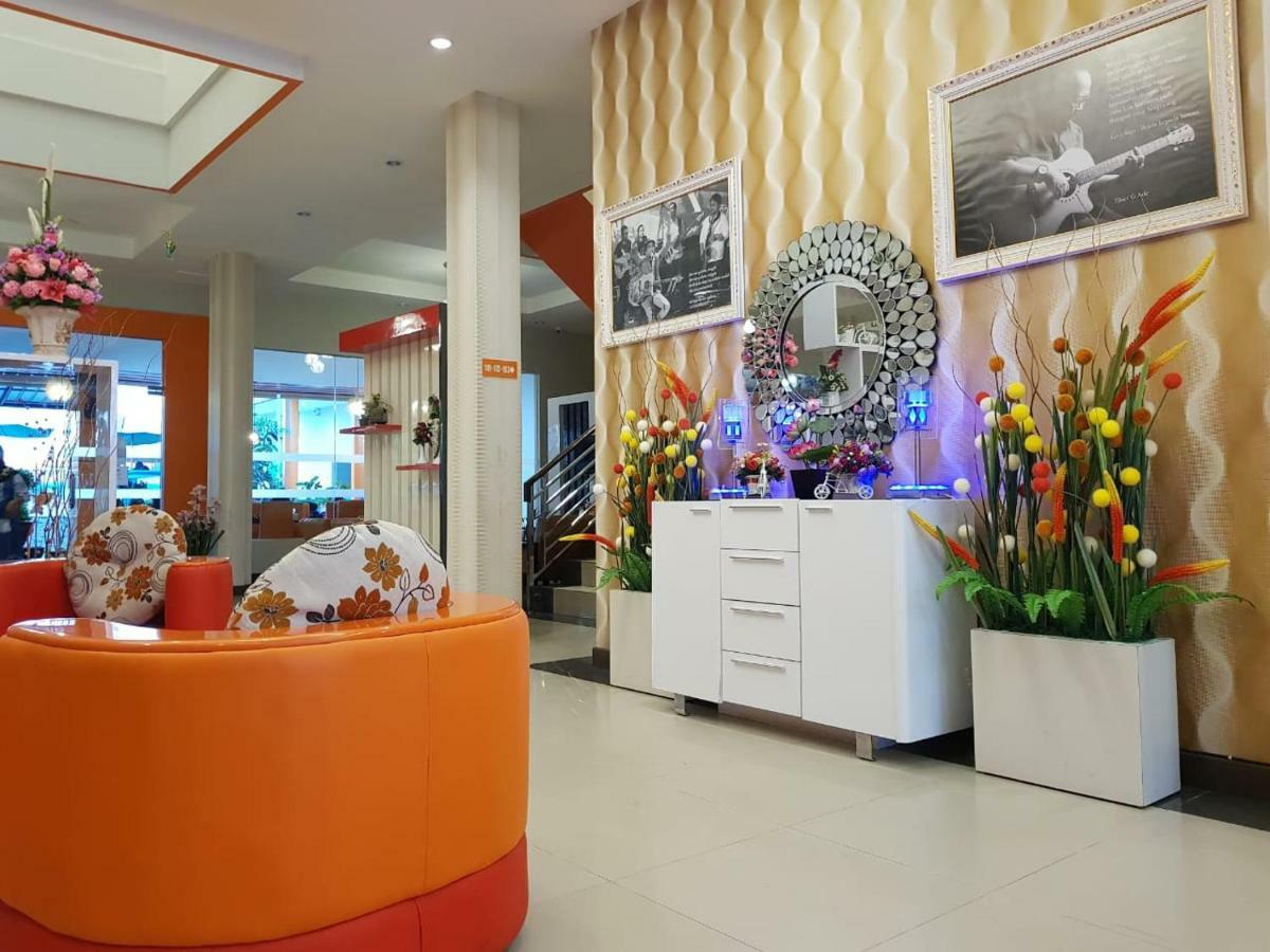 Fortune Front One Hotel Кендари Екстериор снимка