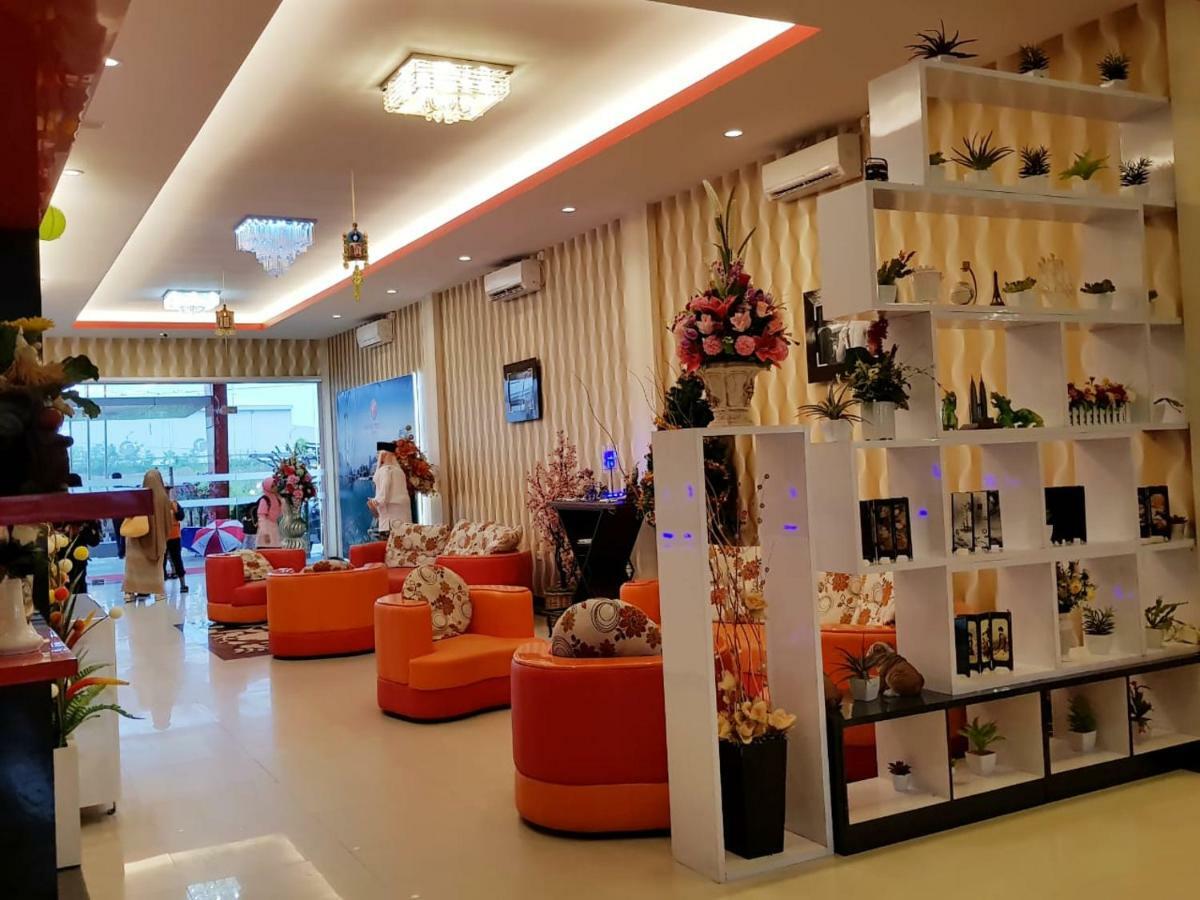 Fortune Front One Hotel Кендари Екстериор снимка
